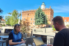 Mobilne biuro Watchdoga na rynku w Sandomierzu.