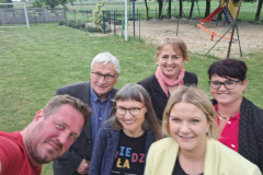 Agnieszka Podgórska i Szymon Osowski (Watchdog) z organizatorami spotkania w Bronikach.